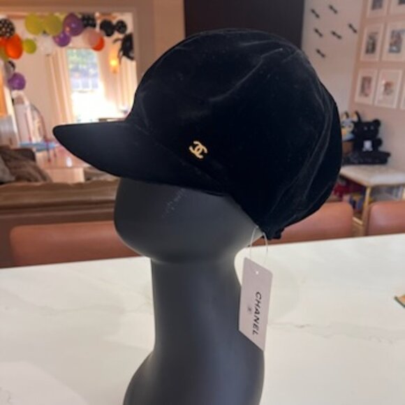 NEW CHANEL AUTHENTIC BLACK HAT CAP CC GOLD LOGO ITALY SMALL main image 5